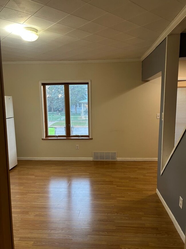 Building Photo - 30 W 7th St Unit 1