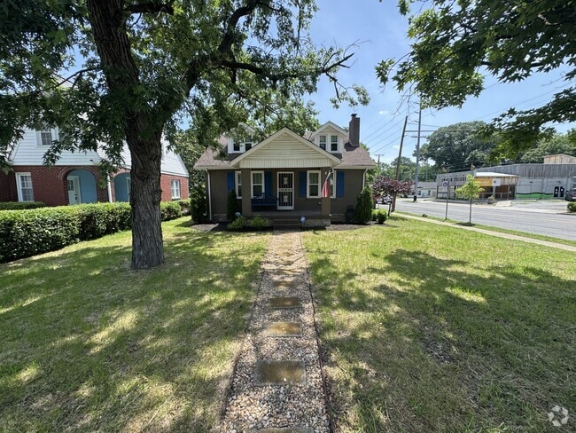 Building Photo - 1818 Martin St Rental