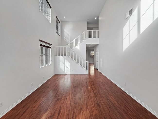 Photo - 748 Kirkwall Dr