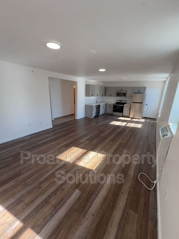 Photo - 730 N Main St