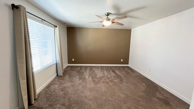 Photo - 4 Bed/ 3.5 Bathroom house in Lehi