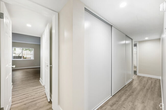 3BR, 2BA - 1850SF - Closet