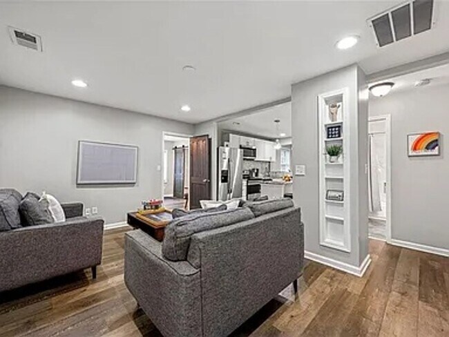 Photo - 2176 Pansy St NW