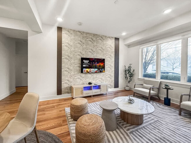 Photo - 236 W Thompson St Unit ID1055776P