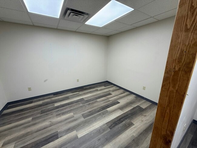 Photo - 211 Bank St