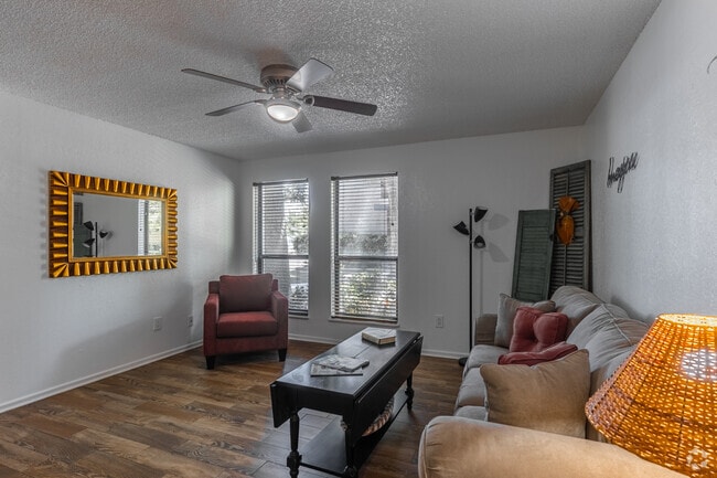 1BR, 1BA - 680SF - Living Room