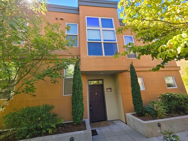 Building Photo - 6267 NE Carillion Dr