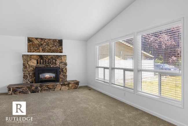 Photo - 4 Bedrooms - 2 1/2 Baths - South Medford Living