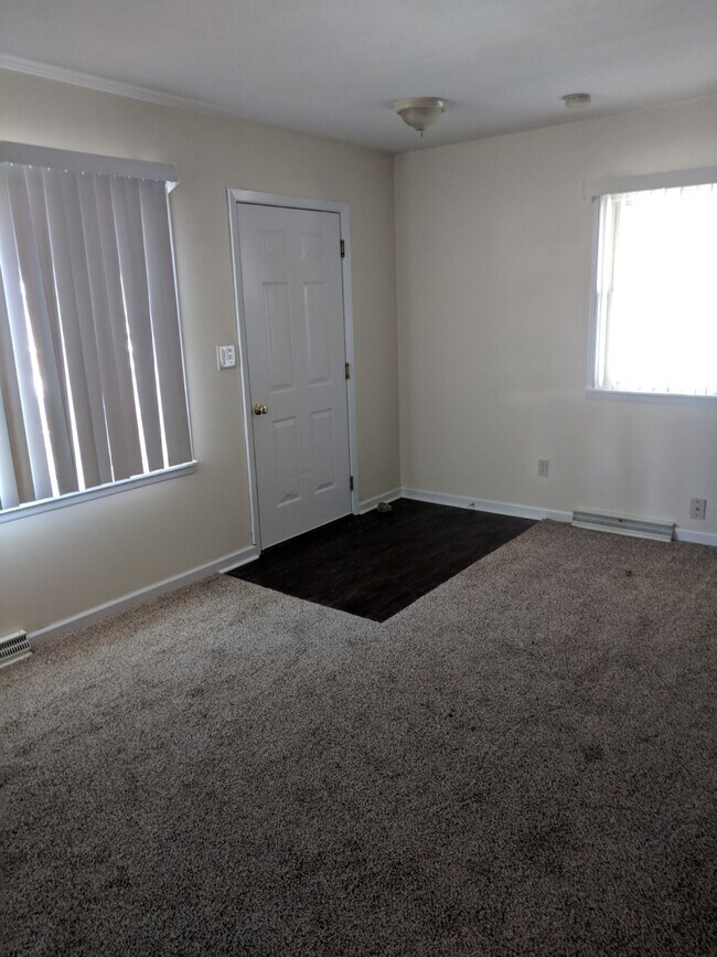 nice great room - 2622 Melrose Ave