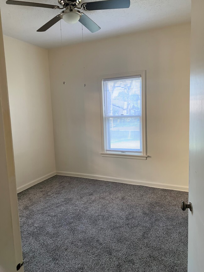 Dormitorio con ventilador de techo - 370 S State St Unidad 1