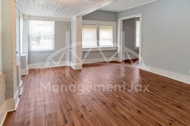 Photo - 1044 W 28th St