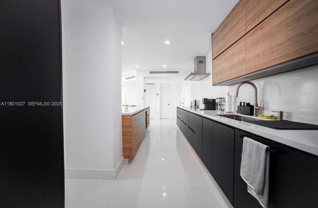 Photo - 5600 Collins Ave