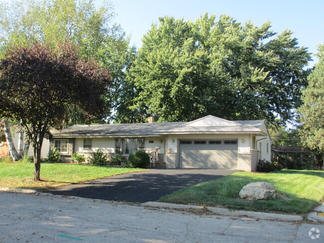 Building Photo - 900 Coolidge Rd Rental