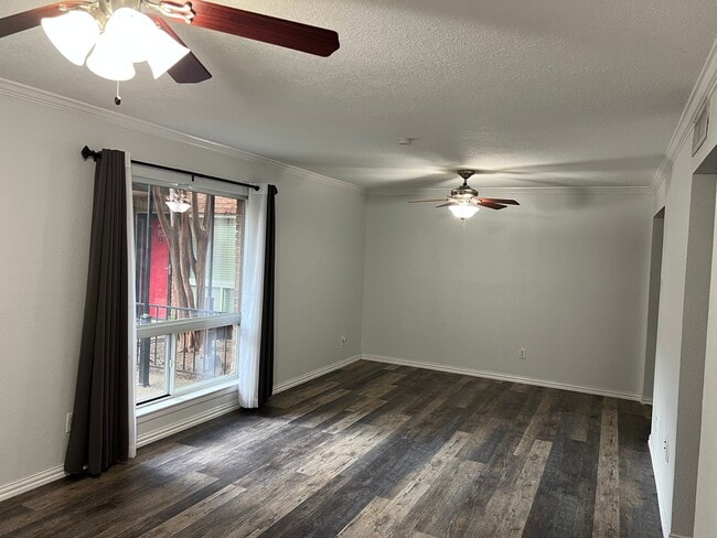 Living Room Large Window - 4340 Cedar Springs Rd Unidad #107