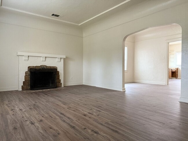 Photo - Endearing 3/1 Available!