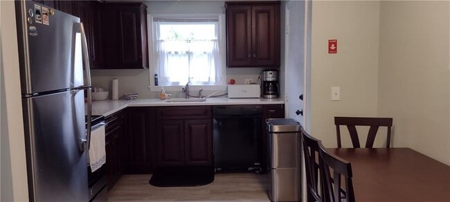 Building Photo - 4 Almy Ct Unit 1 Rental