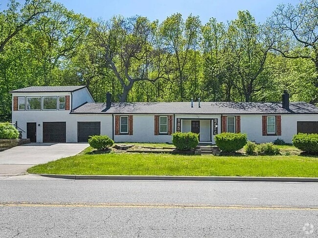 Building Photo - 8852 Woodland Dr Rental