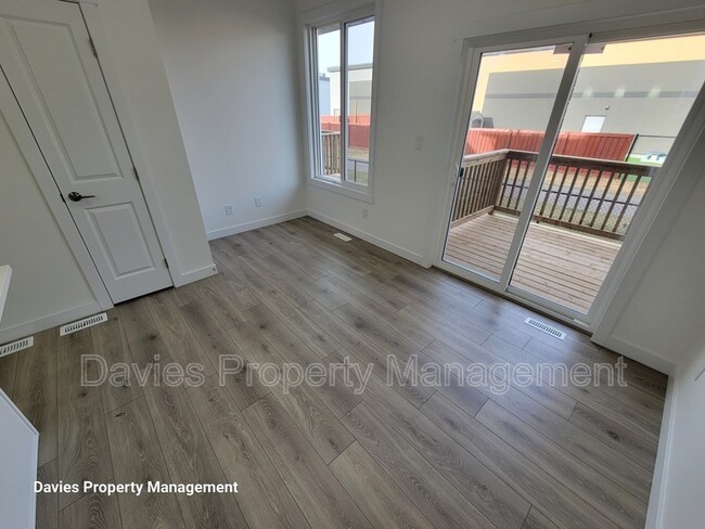 Photo - 2710-2766 66 St SW