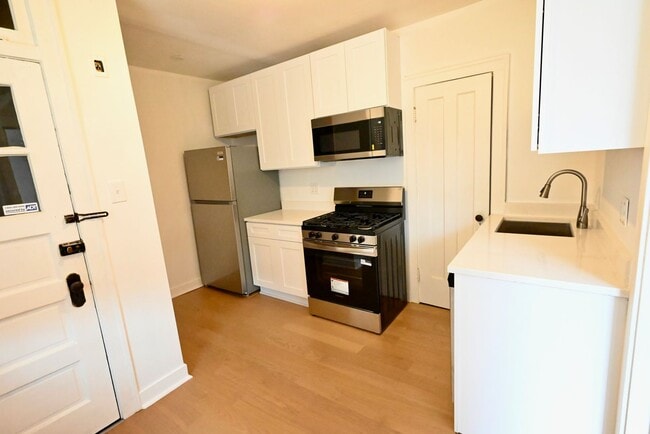 Photo - 2421 W Ardmore Ave Unit Apt 1