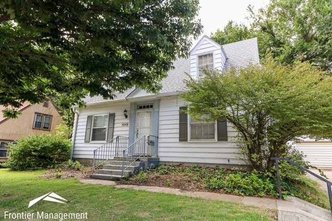 Building Photo - Spacious 5 Bedroom Home Perfectly Located ...