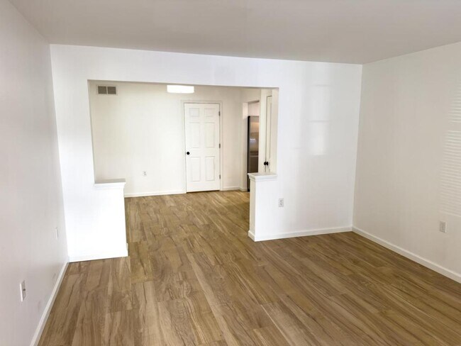 Photo - 140 Lindfield Cir