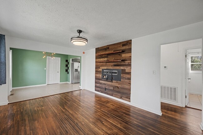 Photo - 2204 Sandra Dr