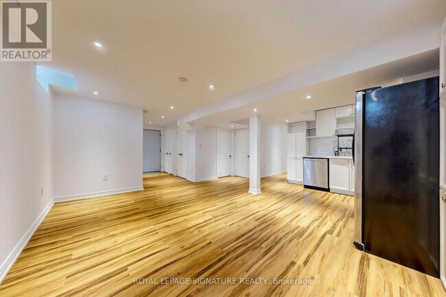 Photo - 218 Paxton Crescent