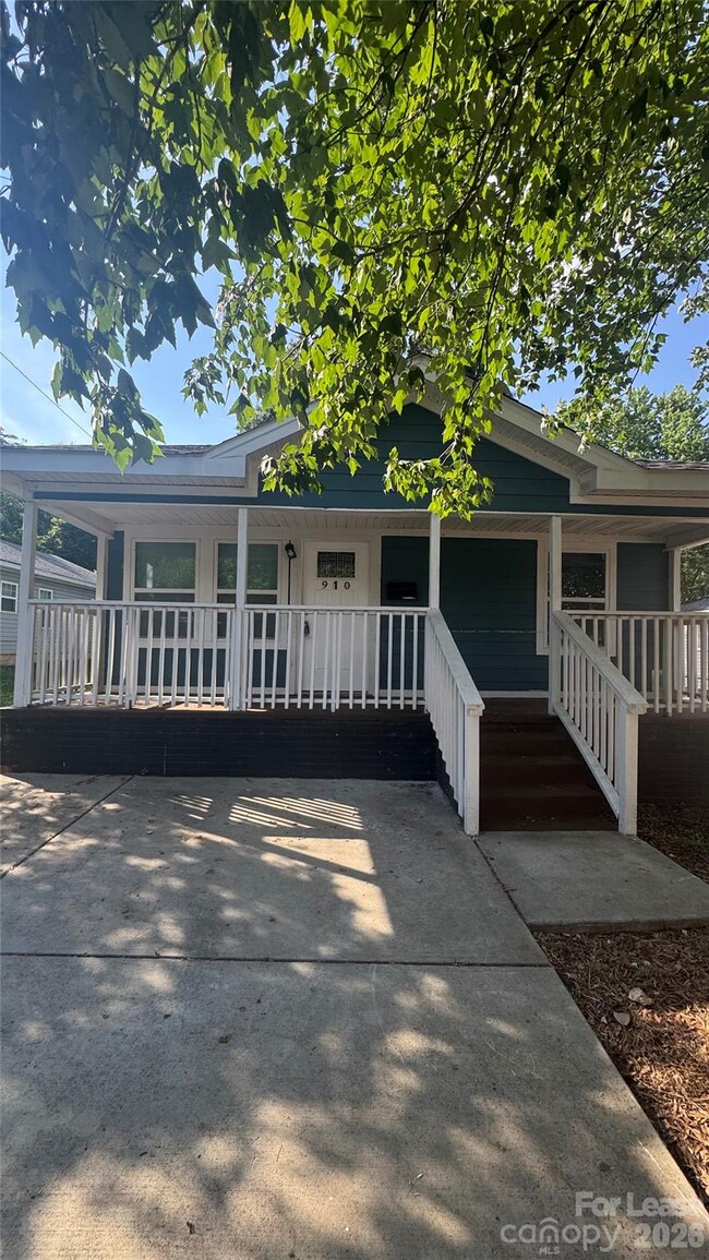 Photo - 910 Cantwell St