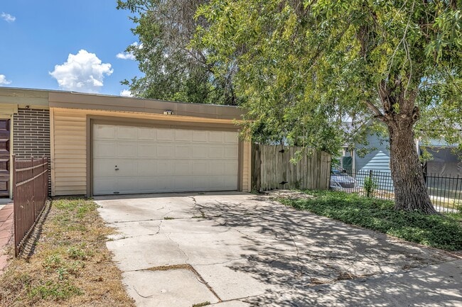 Building Photo - 1325 Bayou Dr