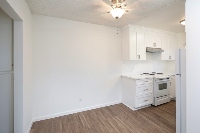 Photo - Beautiful & Spacious Top Floor Unit in Nor... Unidad F