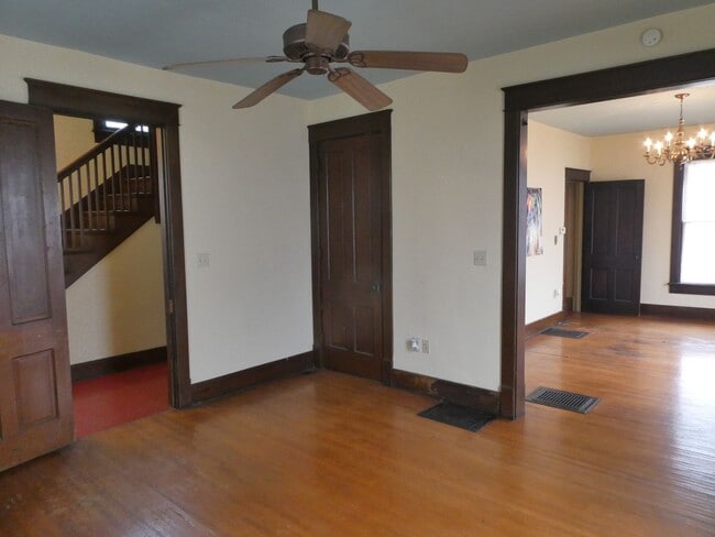 Photo - 3 Bedroom House Downtown & Walking Distance to Columbia College