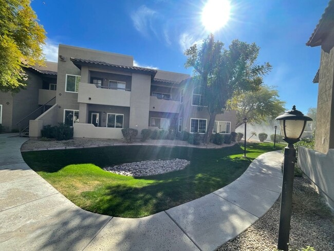 Building Photo - 1 Bedroom/1 Bath community pool Great Scottsdale location.