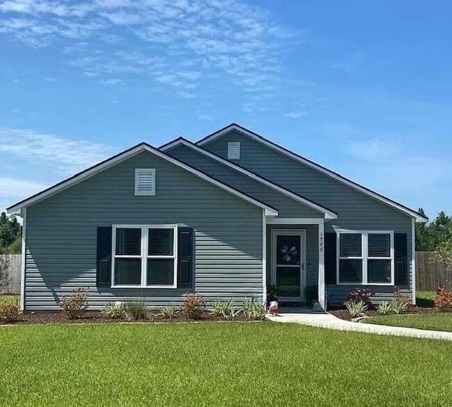 Building Photo - Spacious & Inviting 3-Bedroom Home with Fe...