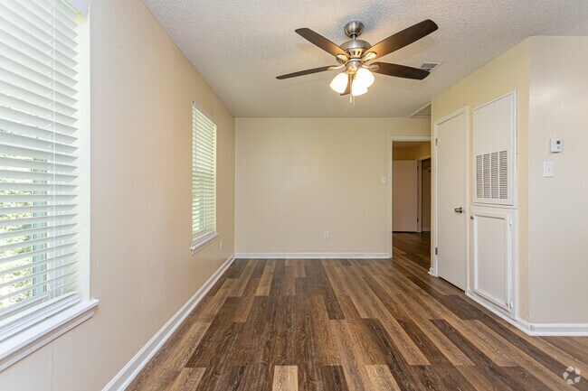 1BR, 1BA - 467SF