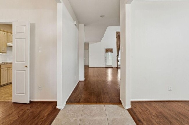 Photo - 2036 Camelot Dr