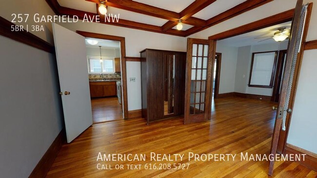 Photo - 257 Garfield Ave NW