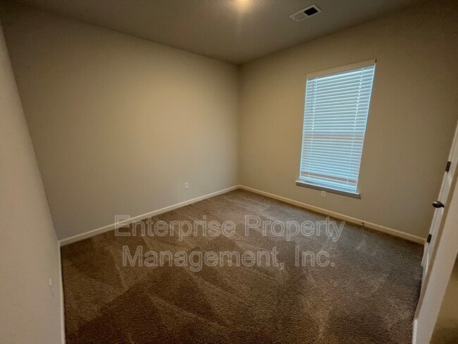 Photo - 365 Windemere Lp