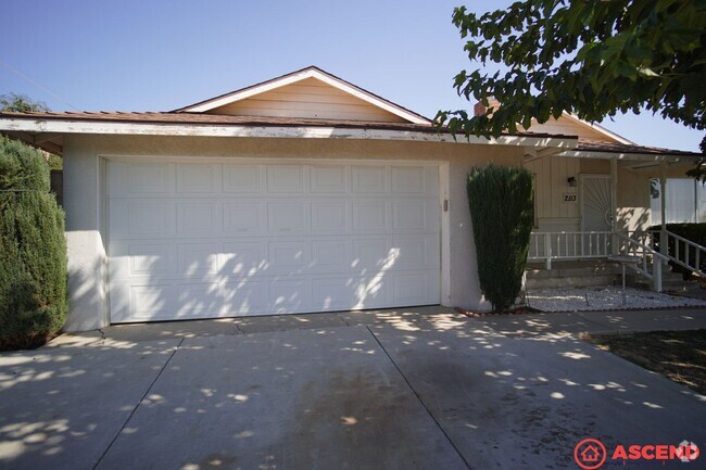 Building Photo - Cute Home Located Off of Niles and Fairfax!