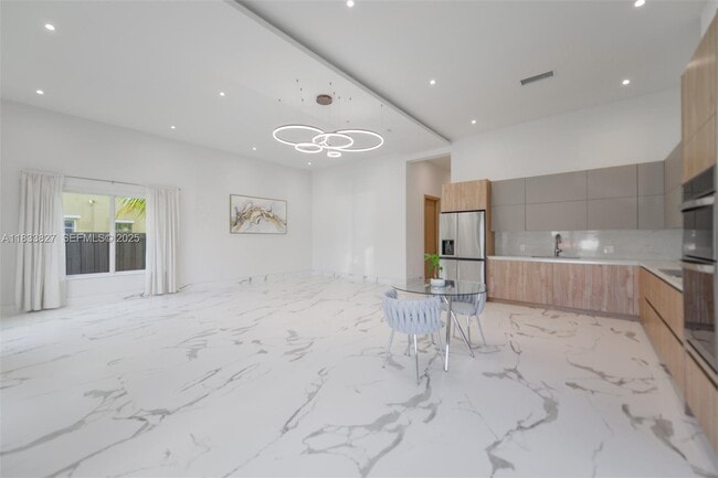 Photo - 635 SW 9th St