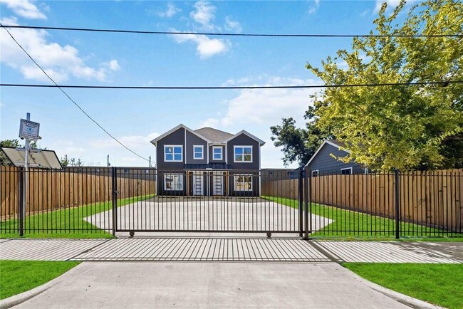 Photo - 4624 Mayflower St