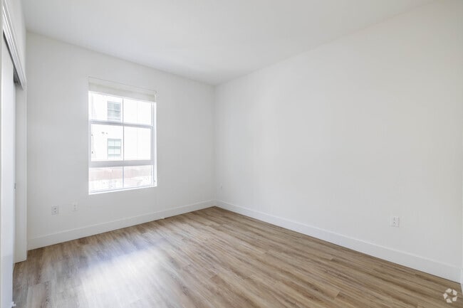 3 habitaciones, 2 baños - 1,295 pies cuadrados - Habitación - Lumia Apartments