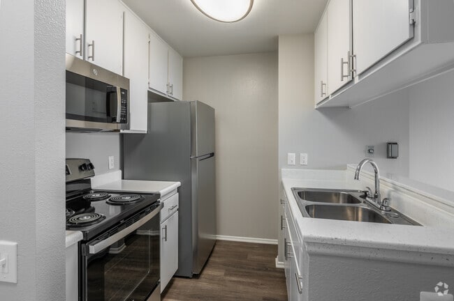 2BR, 1BA - 695SF