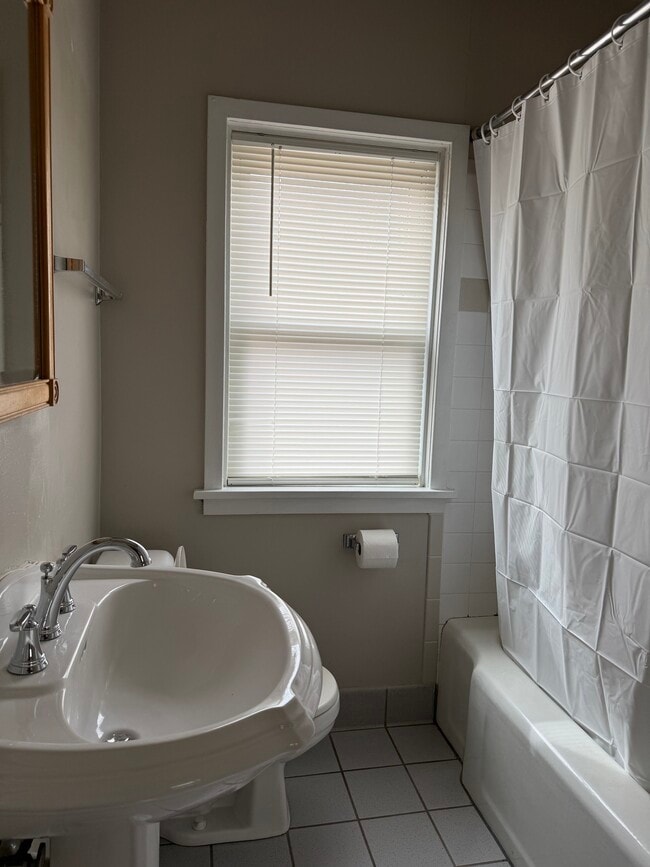 Photo - 558 Georgia St