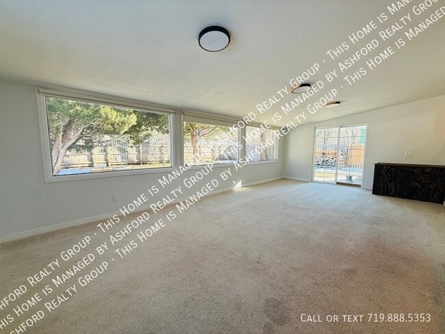 Photo - 303 Quebec St