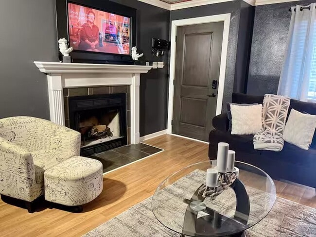 Photo - MidTerm Rental Furnished