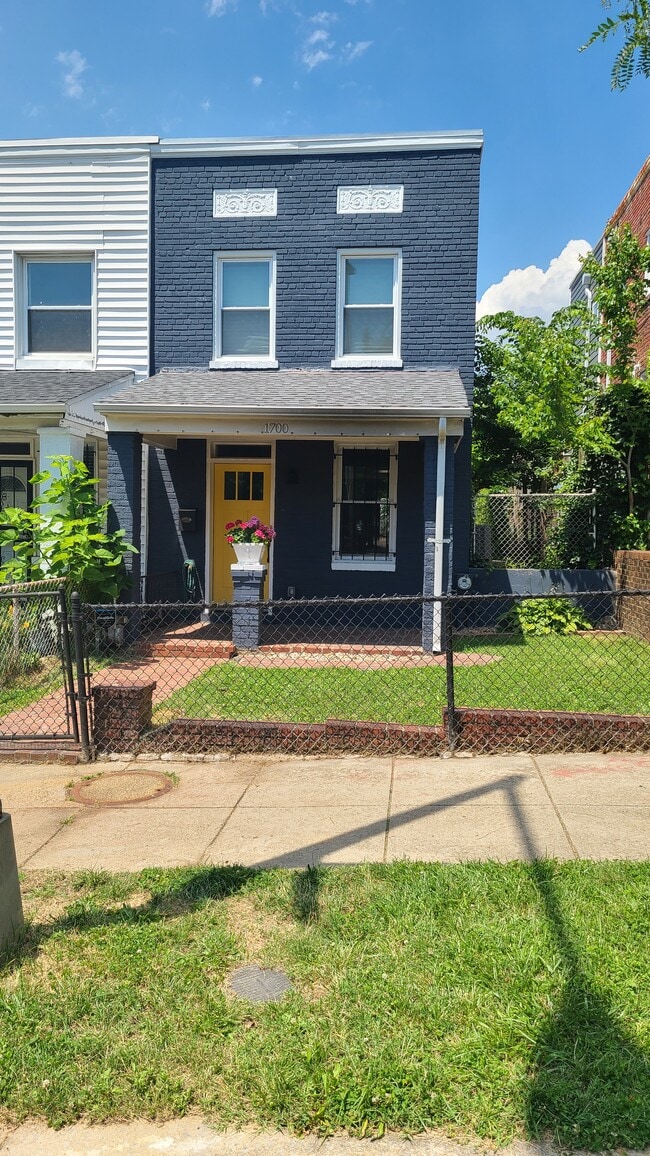 Photo - 1700 L St NE Casa