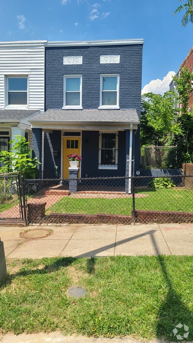 Building Photo - 1700 L St NE Rental
