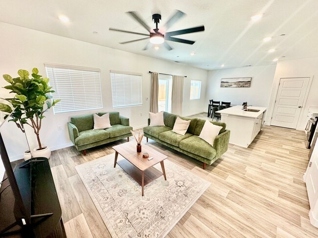 Photo - 980 Rubcom Road W
