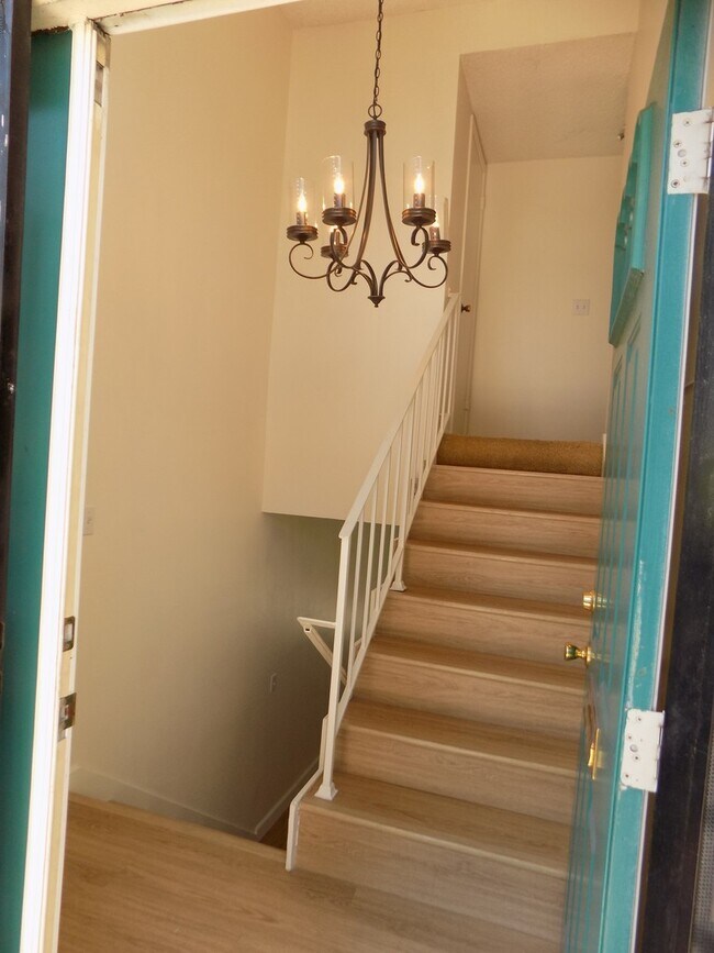 Large Condo 3 bedrooms Den 2 Car Garag... Townhome Rental in