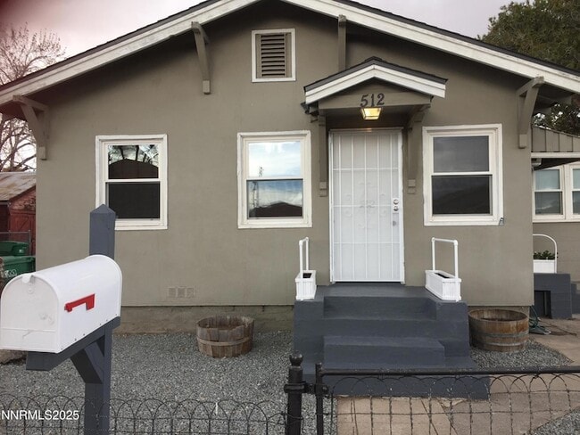 Building Photo - 512 C St